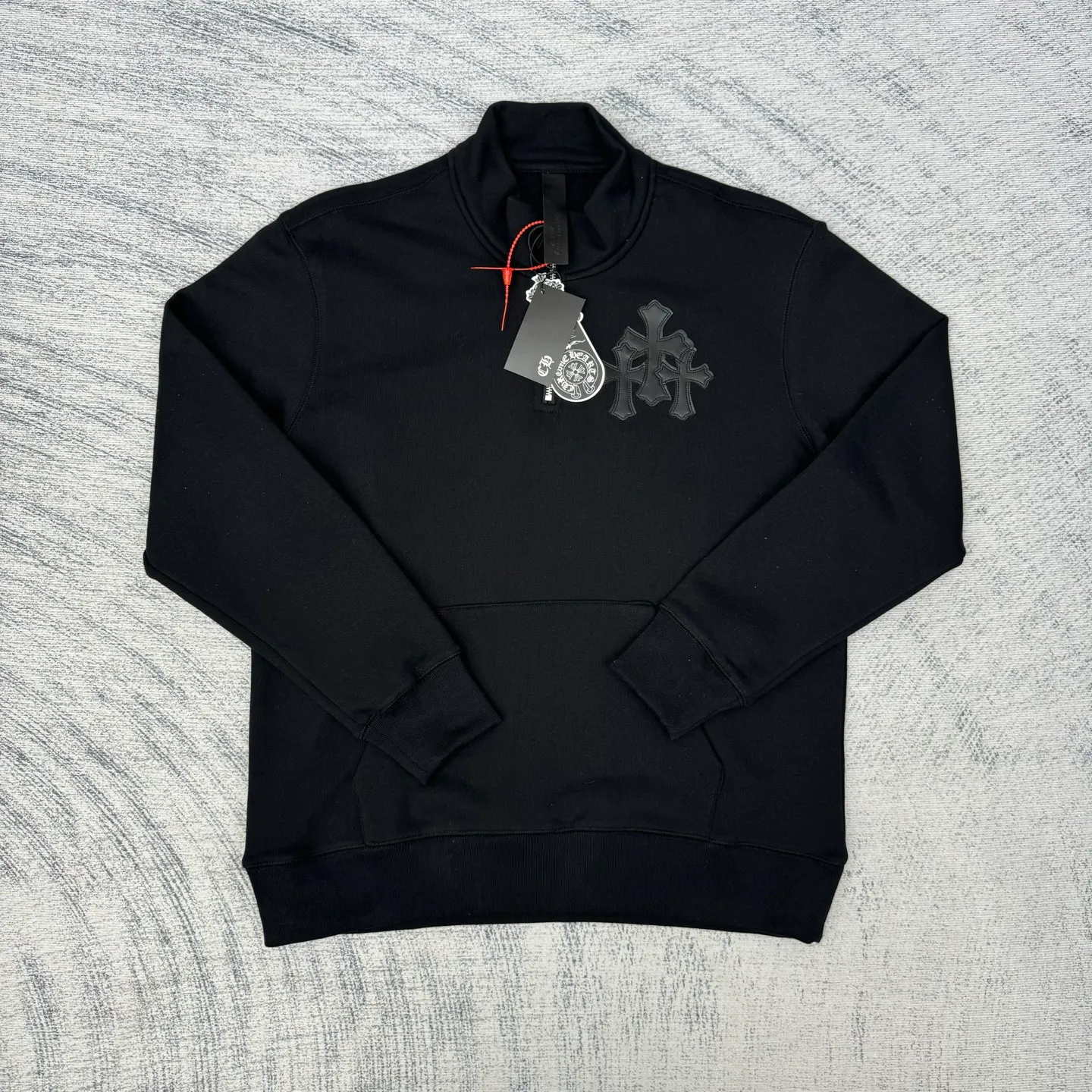P406 Chrome Heart FW25 leather cross half-zip sweatshirt Size: S/M/L/XL Made of high-weight pure cotton terry fabric Pre-shrunk to ensure wearing stability Three-dimensional leather cross label Half-zip neckline with dagger-shaped zipper pull Combined with curved hem tailoring and kangaroo pocket